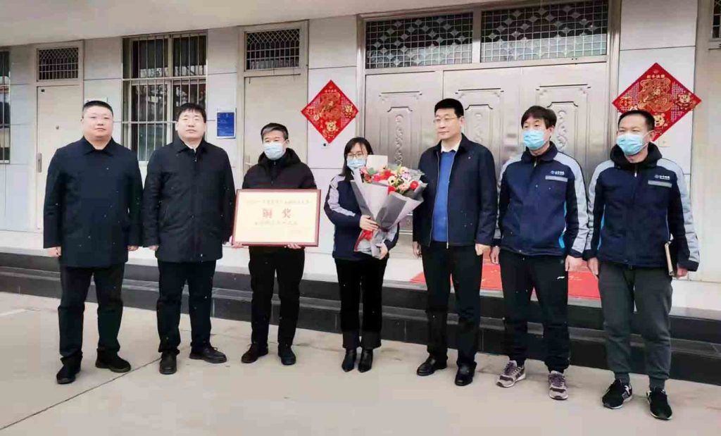 Zhengding County Magistrate Wang Liyong visited Zhengzhong Technology and presented a medal of honor